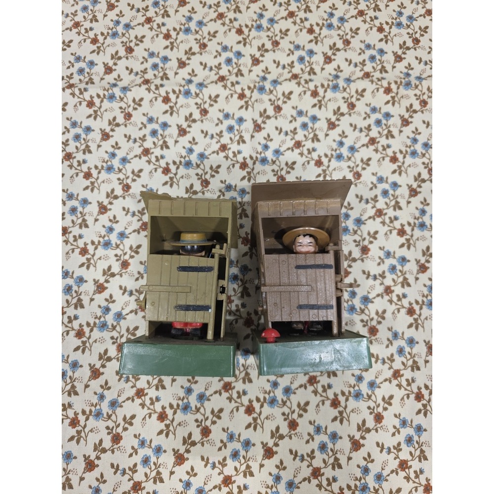 Vintage Novelty Wind Up Toy Boy in Outhouse Golfer‎ with Club